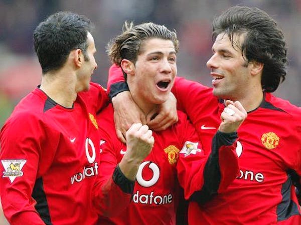 Ronaldo Man U debut game - cristiano står ved siden af ryan giggs og Ruud Van Nistelrooy
