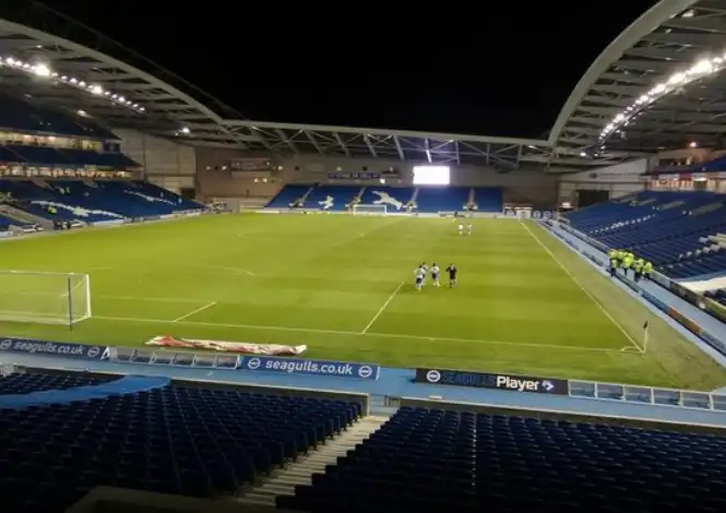 Utsikt fra South Stand – populær seksjon for ihuga Brighton-supportere bak målet.